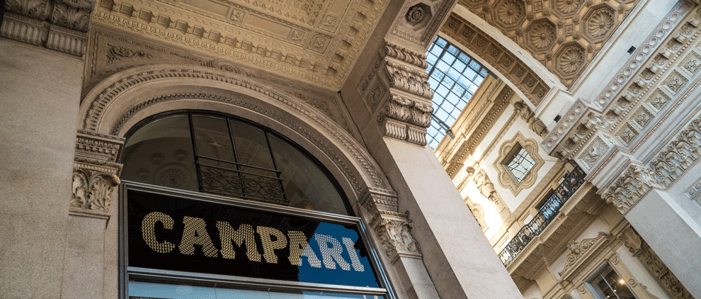 in der Galleria Emanuele ist der Campari Anziehungspunkt 